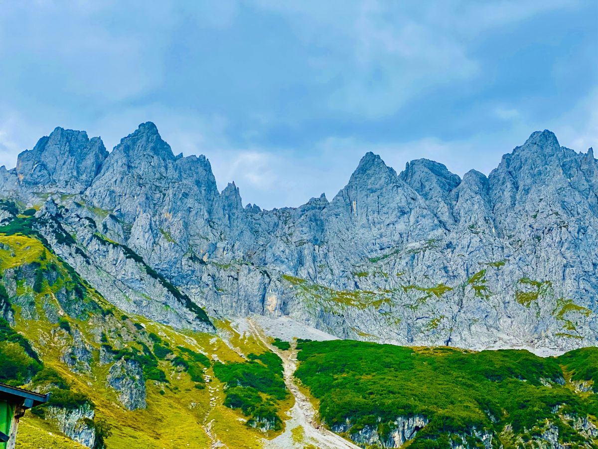 Zackige Berggipfel in den Alpen