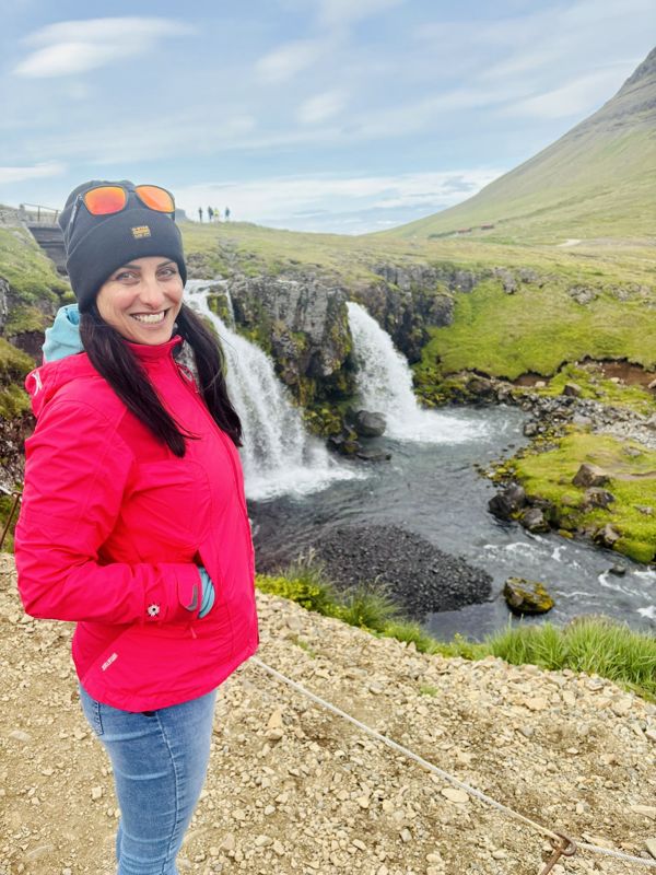 Tanja Dill an einem Wasserfall