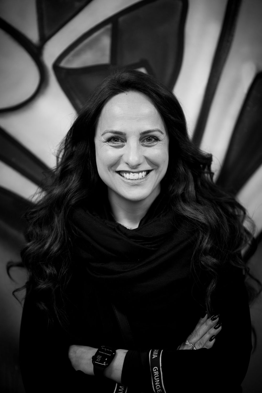 Tanja Dill, lächelnd mit verschränkten Armen